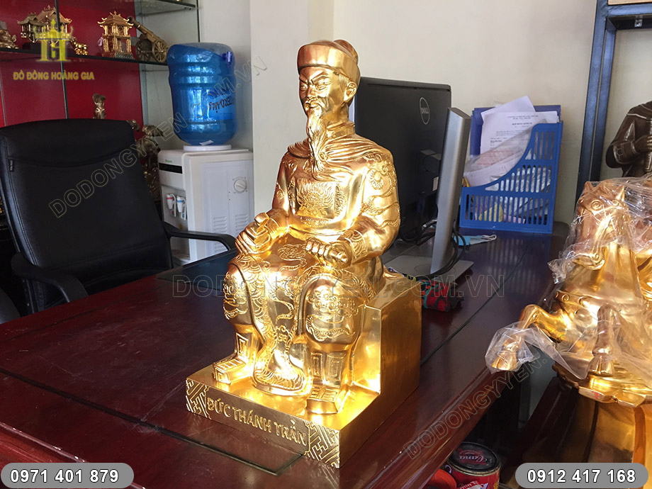 tượng trần hưng đạo ngồi ngai thiếp v&agrave;ng